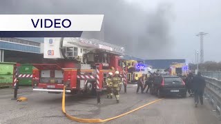 Tremendo incendio en el polígono industrial de Silvota, en Llanera