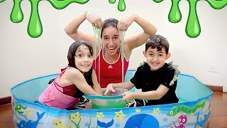 BABA DE SAPO NA MAMÃE!!! ★ SLIME BUCKET CHALLENGE ★ Brincadeira de amoeba | Canal da Lelê e do Dudu