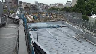 新しい駅舎と改札口の工事が行われている武蔵小杉駅の横須賀線ホーム東側