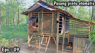 Membangun Pondok Dengan Kokoh Di Tambah Pintu Agar Aman Dari Hewan Buas Di Tengah Hutan