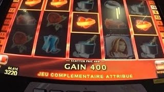 Une machine à sous donne un jeu complémentaire en bonus, et des gains sont gagnés.