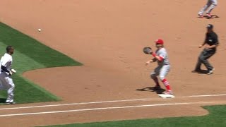 STL@MIN: Villanueva barehands grounder, gets the out