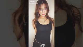 【おっぱい】 tiktok 乳揺れダンス 眼鏡女子の胸はぷるんぷるんｗ #Shorts