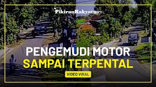 Sebuah Kecelakaan Lalu Lintas yang Melibatkan Sepeda Motor dan Mobil Terekam oleh Kamera CCTV