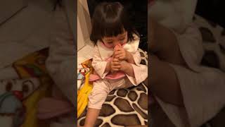 1歳9ヶ月 匂いフェチ🤣 足の裏を嗅ぐ娘😵