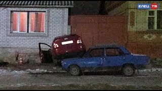 Врезался в фундамент и припаркованный автомобиль: в Ельце в ДТП пострадал водитель