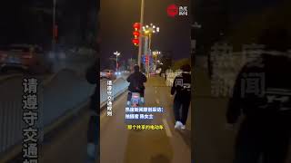 女子骑电动车没戴头盔捧上交警查酒驾，害怕被查把电动车假装成自行车踩，“她是怎么做到踩得这么自然的”