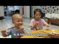 妹妹领孩子来做客，姐姐订一桌美食招待，可爱外甥深受婆婆喜欢！