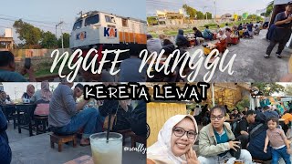 SENSASI NGAFE SAMPING REL KERETA‼️MAKANAN BIASA,SUASANANYA LUAR BIASA‼️