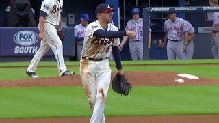 NYM@ATL: Freeman shows off his glove on Loney's liner