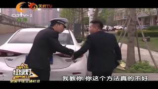 【谭谈交通】小伙正在遮挡车牌号，交警唱着歌，过去给他帮忙