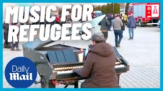 Ukraine: Man plays John Lennon's 'Imagine' on piano for refugees at Poland border