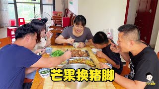 小六用芒果換大山豬腳扣，主播一直心心念念，村長下廚讓她們如願