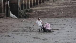 HUGE! Tourist Couple Stuck in Mud! Watch What Happen To Them Unbelievable