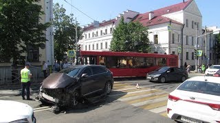 В центре Казани автобус попал в ДТП с автомобилем Lexus