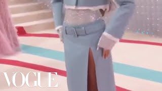 Emma Chamberlain Arrives at the Met Gala 📸