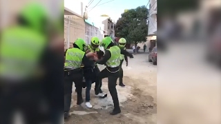 Policías agreden periodista que grababa la golpiza que les daban a un muchacho