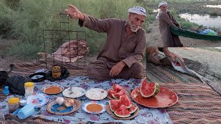 شاهد الحجي ابو محمد الصياد يشوي سمج بعده معاناه الصيد الأسماك في الاهوار العراقية