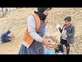 a single mother s heavy responsibility rescuing an orphaned nomadic boy in a stormy winter