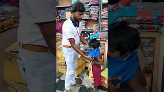 பள்ளிக்கு செல்வதற்கு புது டிரஸ் இல்லை வாங்கிக் கொடுங்கள் என்று கேட்ட குழந்தை வறுமை