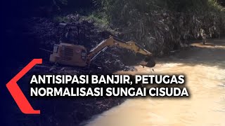 Antisipasi Banjir, Petugas Normalisasi Sungai Cisuda