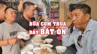 Bữa cơm trưa đầy bất ổn của 8 Sang và đệ tử | Cười thôi cũng đủ no