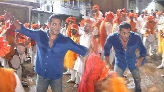 Salman Khan's ZABARDUST Faadu Dancing On Nasik Dhol At Ganpati Visarjan 2019 Wid Family