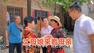 农哥丈母娘来家，俩妈想见高兴的抱在一起，80岁父母亲自下厨招待