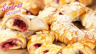 Creamy cheesecake croissants with red fruit compote – quick and delicious!