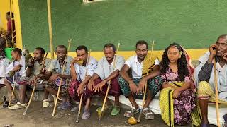 እሮቢት ዘበናይ የማር ጠጂ ለናፈቃችሁ ጀባ ብለናል