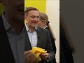 torten attacke auf lindner bei wahlkampfauftritt beworfen