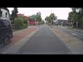 absurd aso in mercedesbusje raast over fietspad