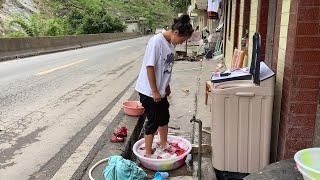 The Washing Machine Lent to the Neighbor Broke Down, and Xiao Hua Washed Clothes by Hand for a Day