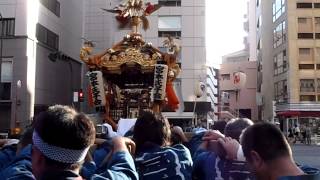 氷川神社例大祭2014年9月14日　宮本氏子会神輿Part.13 :住宅街を抜ける神輿