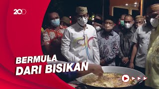 Aksi Ibu Goreng Pisang Pakai Tangan Bikin Sandiaga Uno Kaget