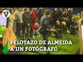 El pelotazo viral de Almeida a un fotógrafo en la inauguración de un campo de rugby