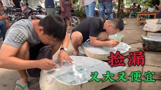 小伙子在缅甸街头看到一块200公斤的翡翠玉石，想谈下来加工手镯