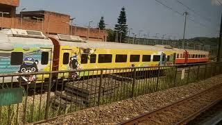 1148次苗栗發車經由山線開往瑞芳的EMU889+EMU890二代微笑號區間車，(七堵站→八堵站路程景)，和數節易遊網彩繪觀光專車