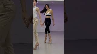 full turn walk ยังไงให้พริ้ว 🔥❤️👠 #สอนเดินแบบbyโอม #สอนเดินแบบ #shorts  #catwalk #tiktok  #fashion