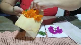 Tingindo papel guardado com extrato naturais de flores do campo! Venha conferir essa experiência.