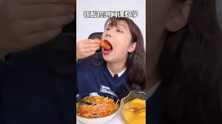 一大根一口吞，中日韩美女吃螺蛳粉差别
