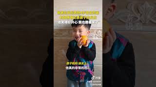 爸爸在背后表揚4歲寶寶的畫，媽媽悄悄記錄孩子的反應，“他笑得好開心，我也跟著笑了。”