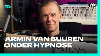 Victor Mids brengt Armin van Buuren onder hypnose