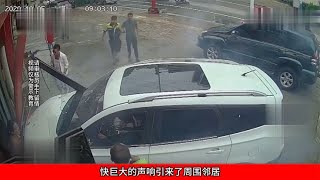 新手女司机开车撞人，轮胎都磨冒烟了也不停车，交警 -你要杀人_