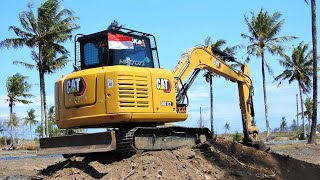 Mini Excavator CAT 307 E2 Digging And Burried The Debris