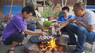 A Yuan eats slate-roasted beef bone marrow, tender and soft,  The taste is too good to finish