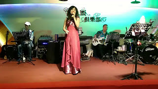 港都的月_春美在甜蜜蜜俱樂部演唱。2014年8月31日。