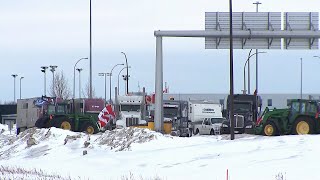 Convoy protesters block Manitoba border, disrupting another border crossing