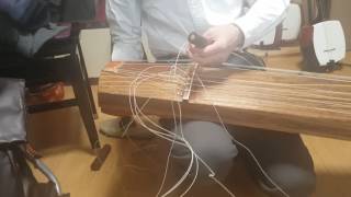 箏の糸締めの方法　how to restring koto