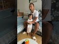 爸爸专注于看电视却把女儿的裤子穿错了 家庭 搞笑 萌娃 cutebaby funny